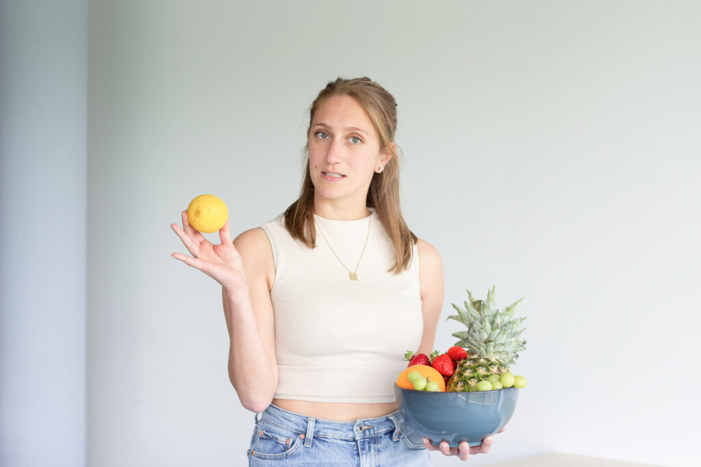 Frau präsentiert Obst