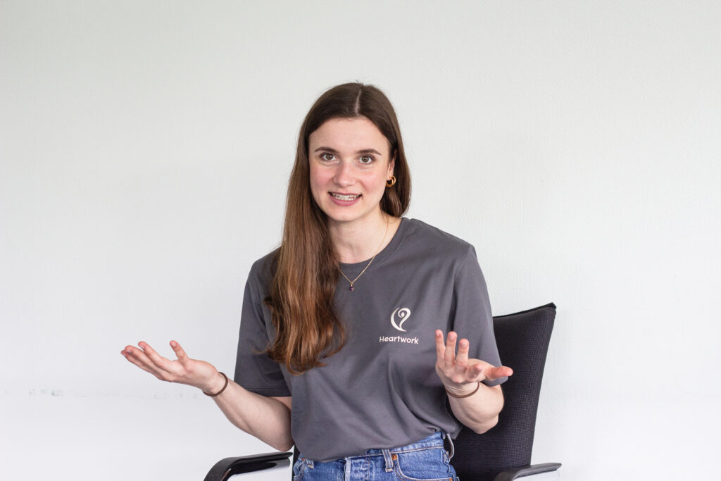 Sarah erklärt Ergonomie am Sitzarbeitsplatz