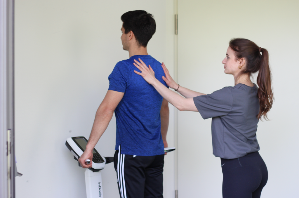 Person steht auf Waage der InBody Analyse