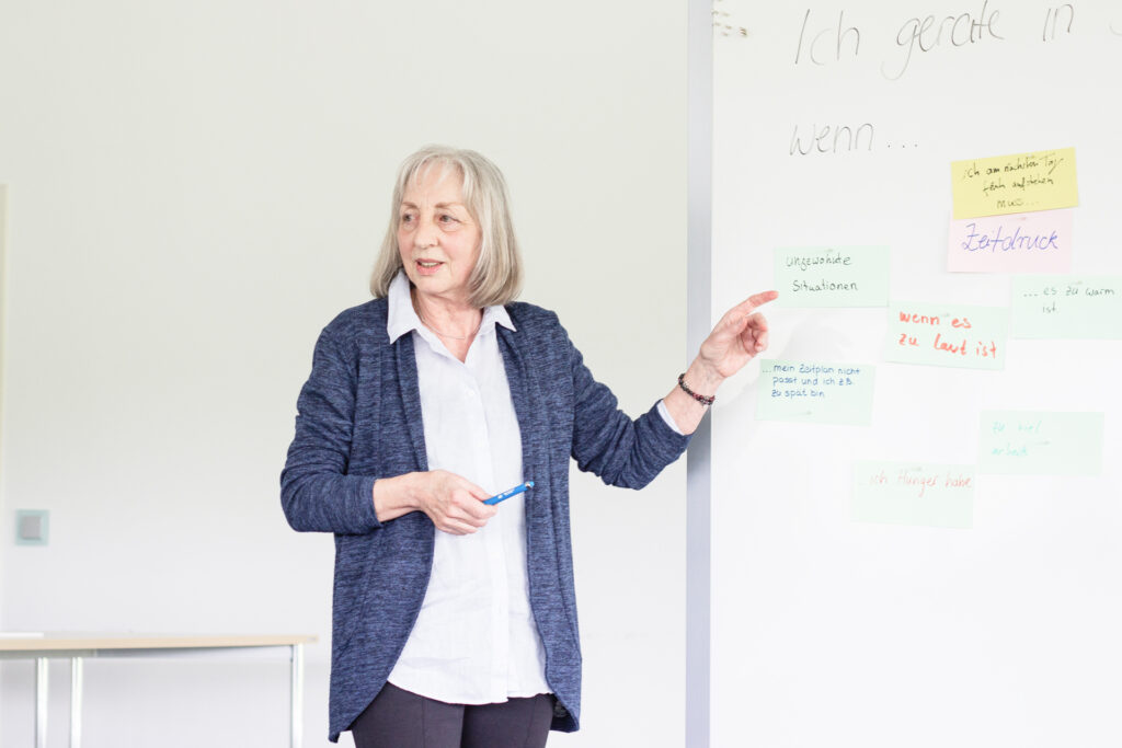 Erika hält einen Vortrag