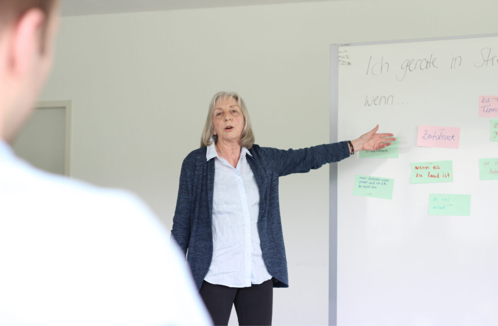Erika hält einen Vortrag