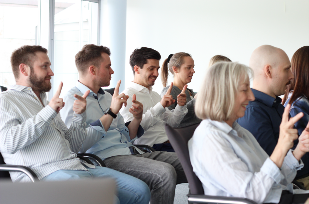Personen machen Übungen in einem Workshop
