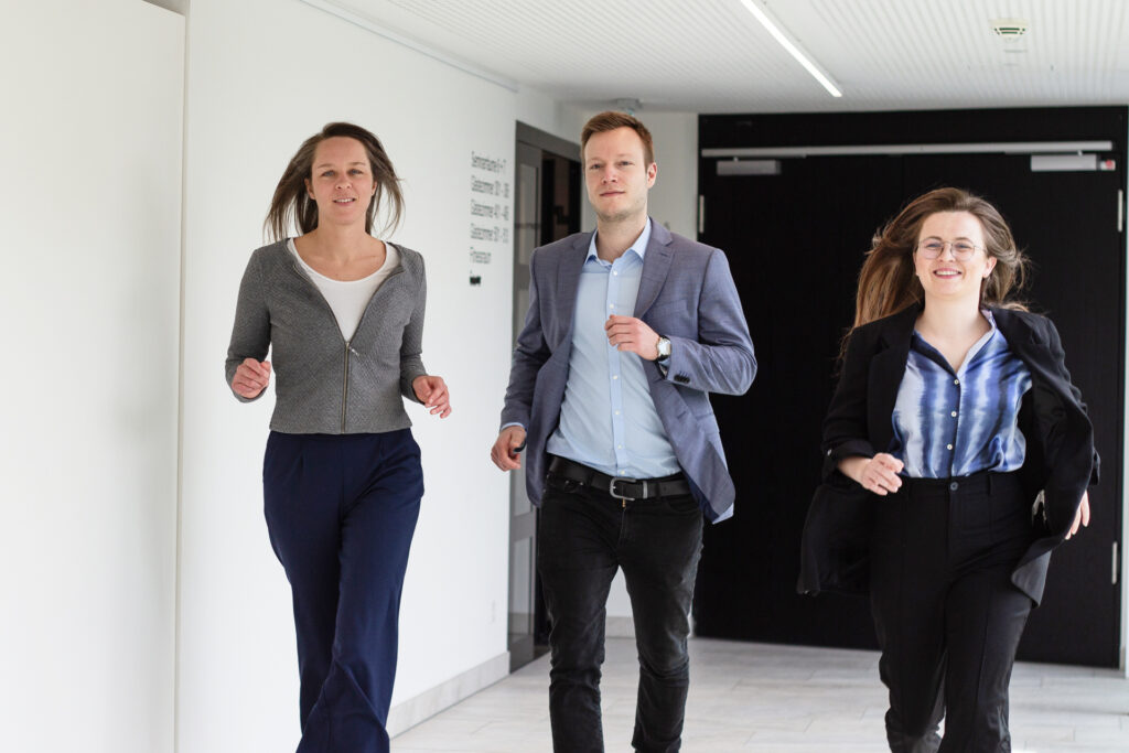 Mitarbeiter bewegen sich auf Arbeit