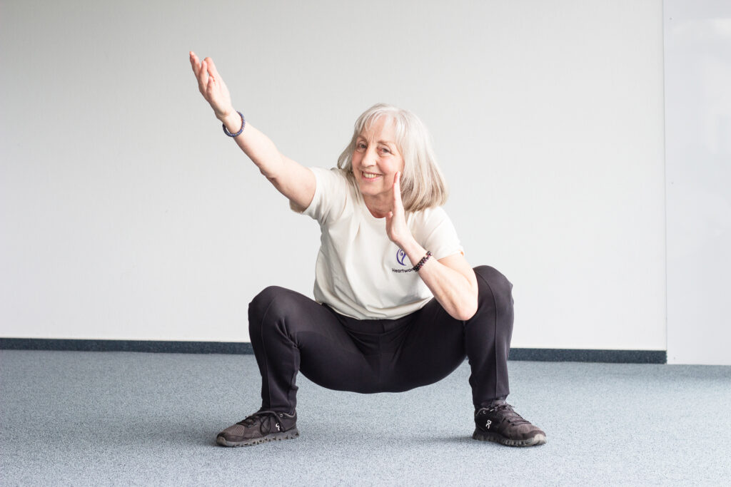 Erika macht Yogaübung